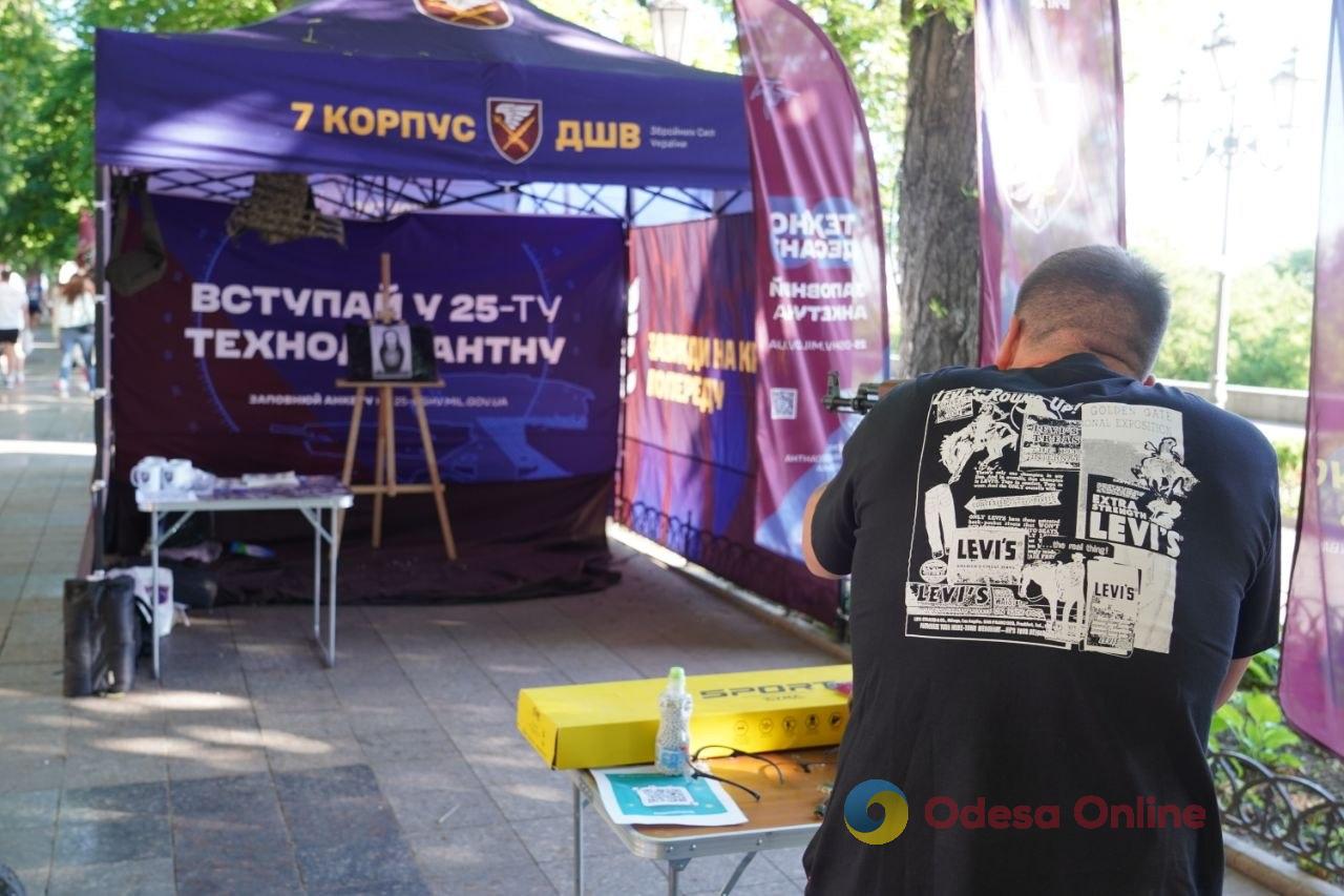 Фото тижня в Одесі: наслідки атак, півмарафон і червневі троянди Фото тижня в Одесі: наслідки атак, півмарафон і червневі троянди