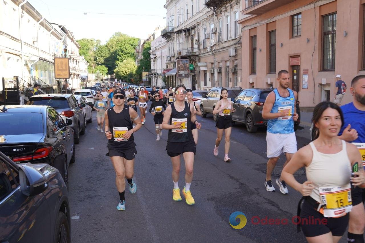 Фото тижня в Одесі: наслідки атак, півмарафон і червневі троянди Фото тижня в Одесі: наслідки атак, півмарафон і червневі троянди