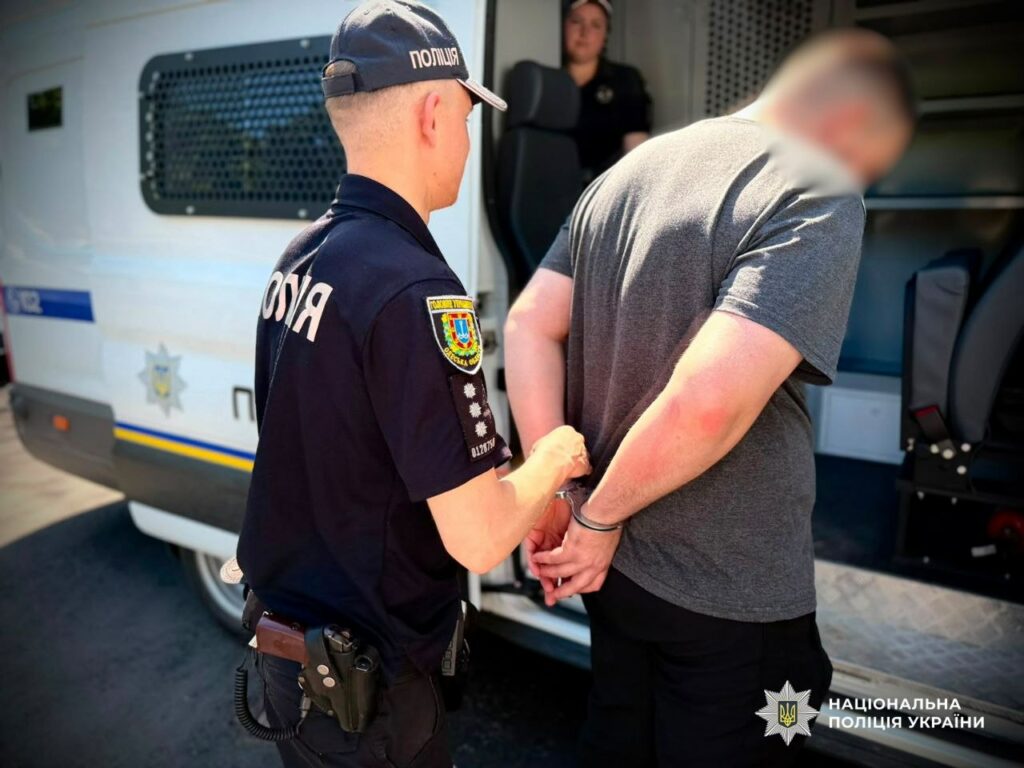 Заштовхали в бус і вимагали 6000 доларів: в Одесі судитимуть трьох працівників РТЦК Затолкали в бус и требовали 6000 долларов: в Одессе будут судить троих сотрудников РТЦК