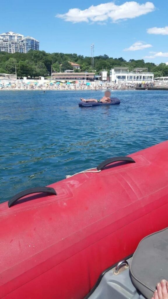 На одеських пляжах врятували п&rsquo;ятьох людей, яких течією віднесло за хвилерізи