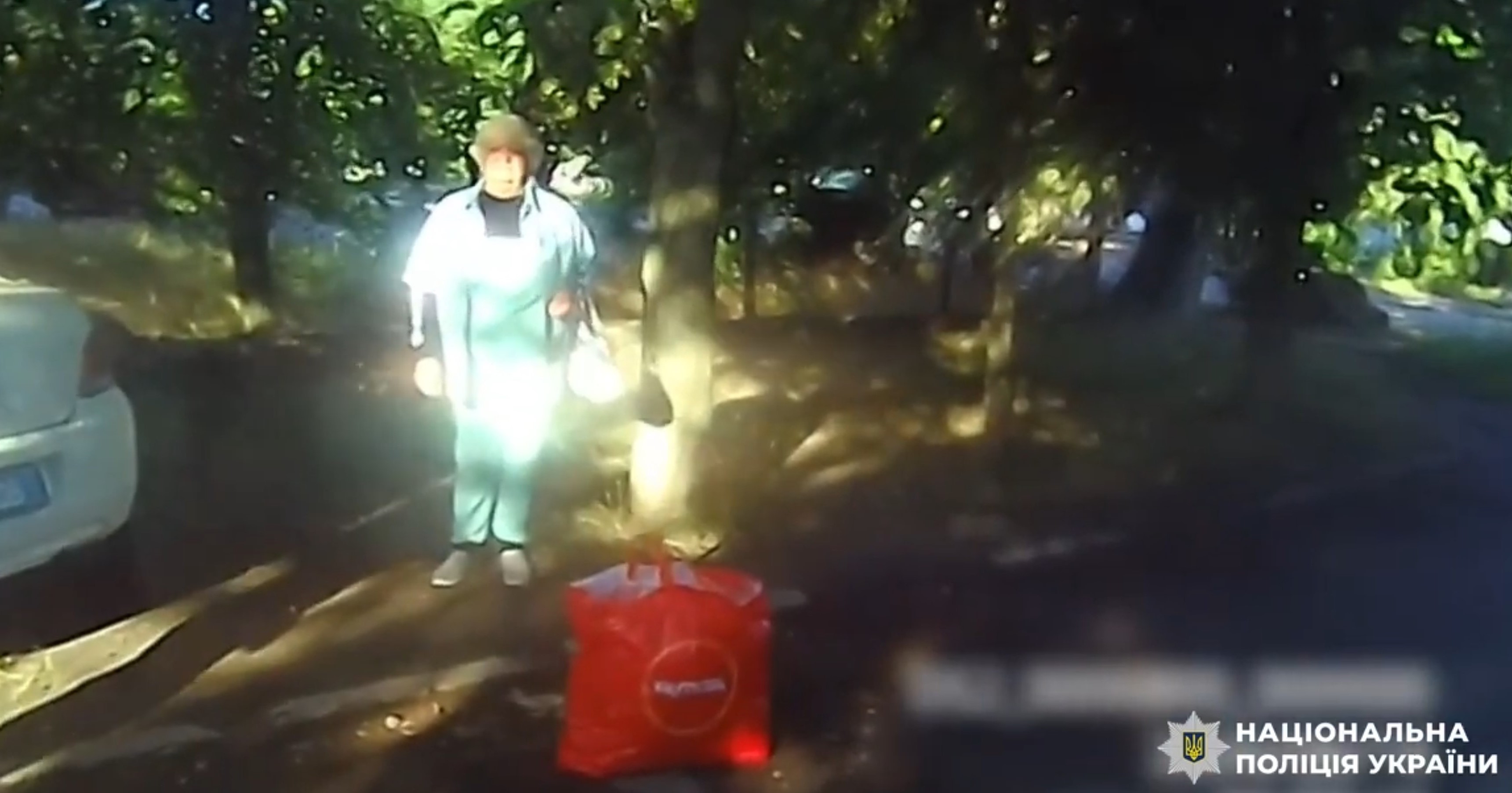 Полицейские эвакуировали двух женщин из прифронтового поселка в Херсонской области Полицейские эвакуировали двух женщин из прифронтового поселка в Херсонской области
