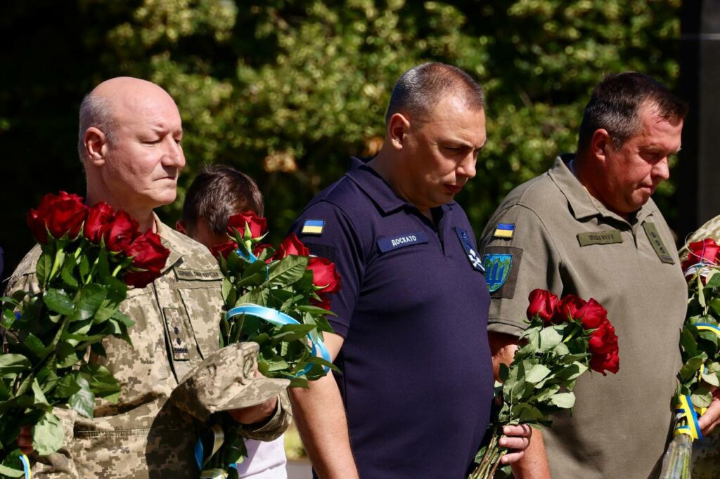 День Конституції: в Одесі поклали квіти до Меморіалу борцям за Україну