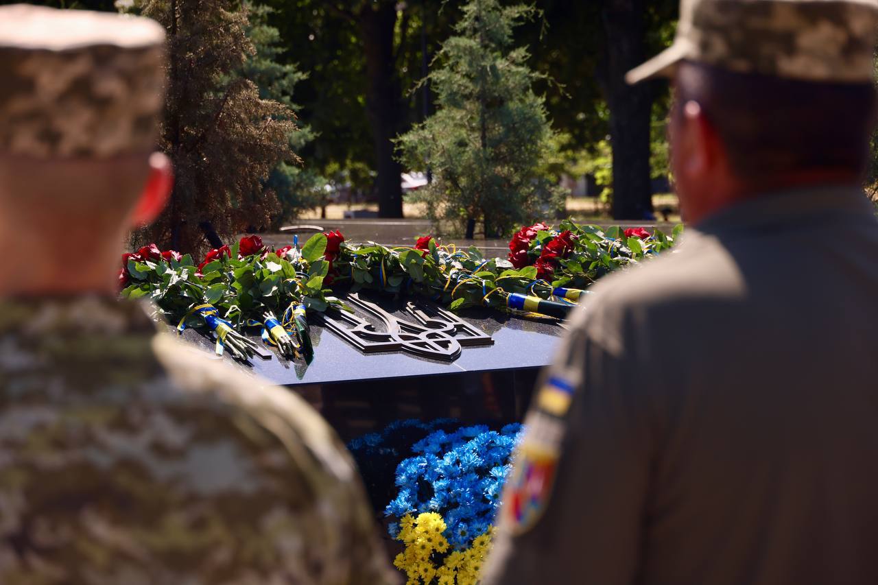 День Конституції: в Одесі поклали квіти до Меморіалу борцям за Україну
