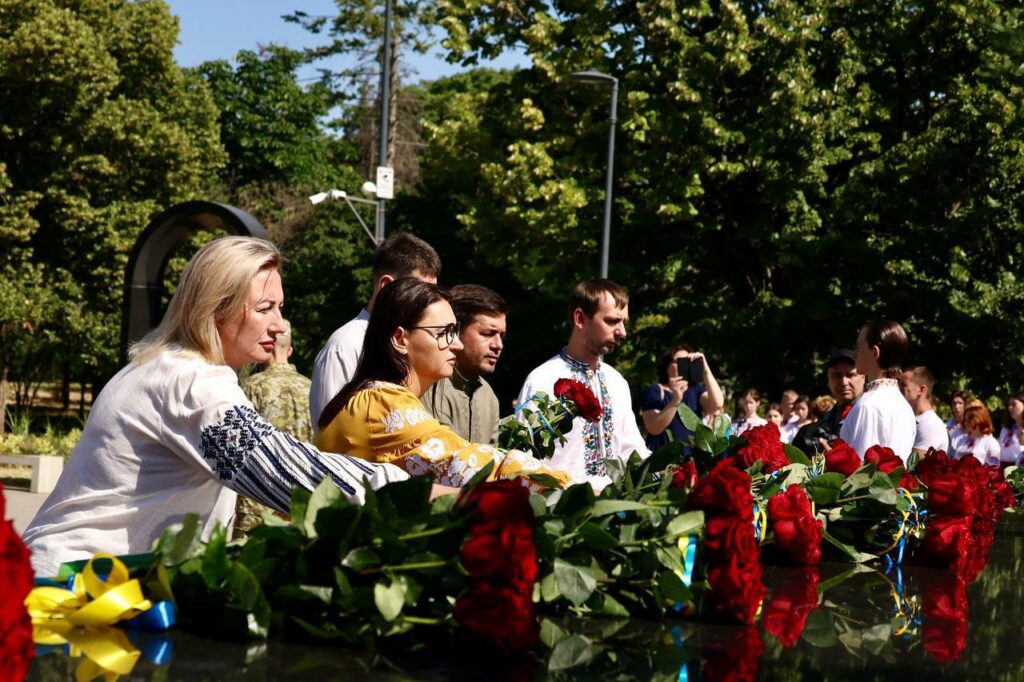 День Конституції: в Одесі поклали квіти до Меморіалу борцям за Україну