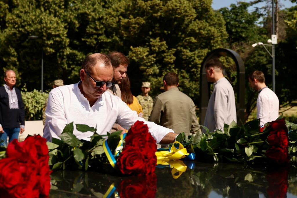 День Конституції: в Одесі поклали квіти до Меморіалу борцям за Україну