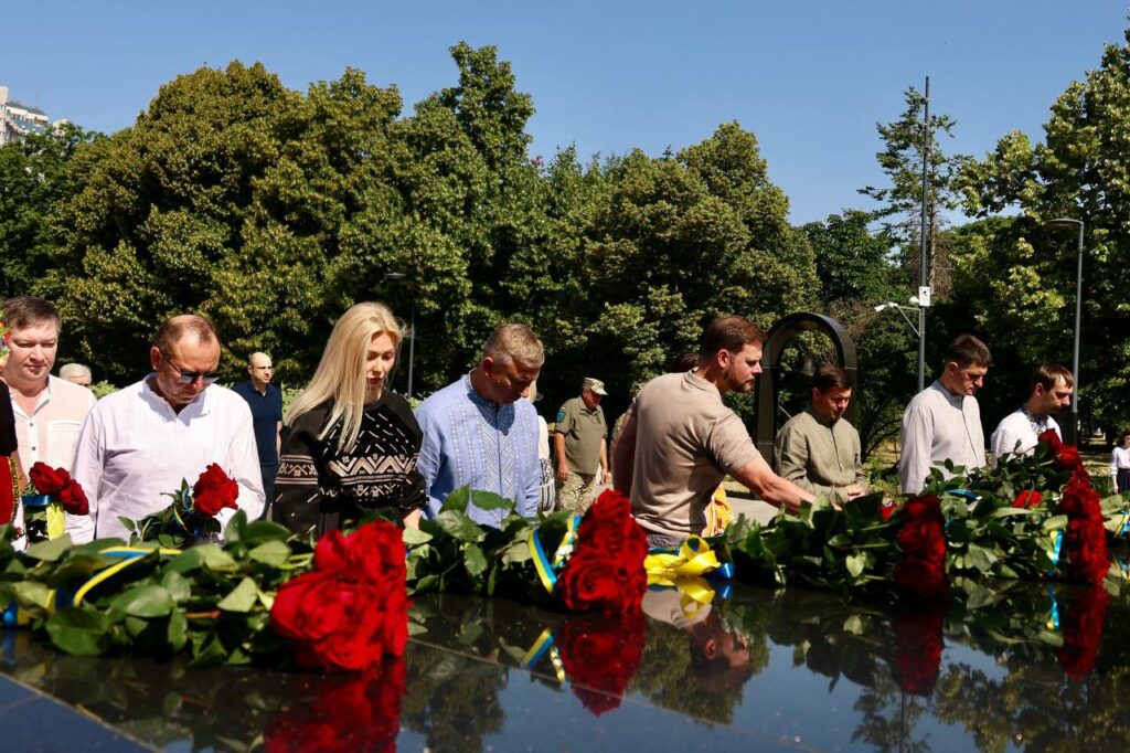 День Конституції: в Одесі поклали квіти до Меморіалу борцям за Україну