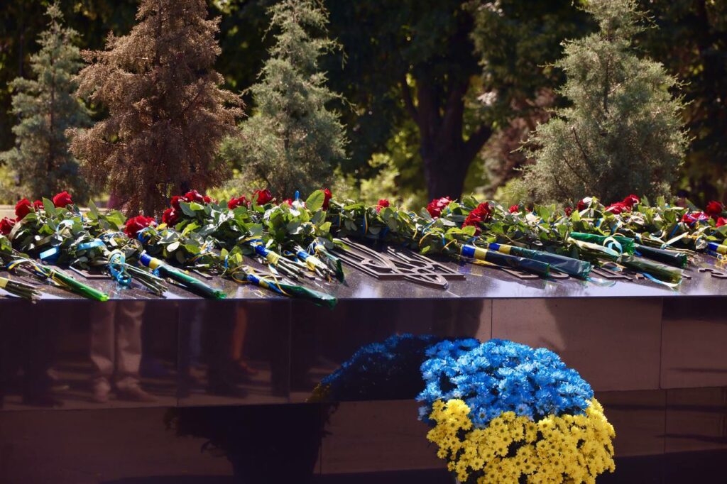 День Конституції: в Одесі поклали квіти до Меморіалу борцям за Україну