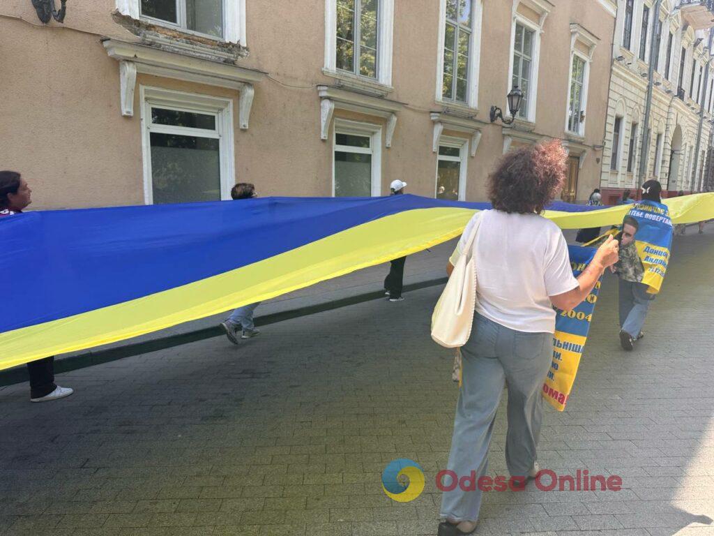 До Дня Конституції в Одесі розгорнули 100-метровий прапор України (фото)