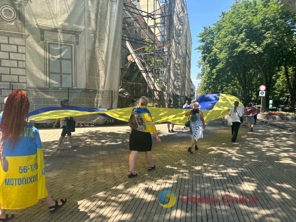 До Дня Конституції в Одесі розгорнули 100-метровий прапор України (фото)