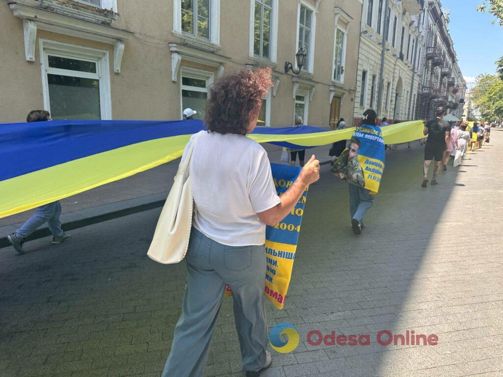 До Дня Конституції в Одесі розгорнули 100-метровий прапор України (фото)