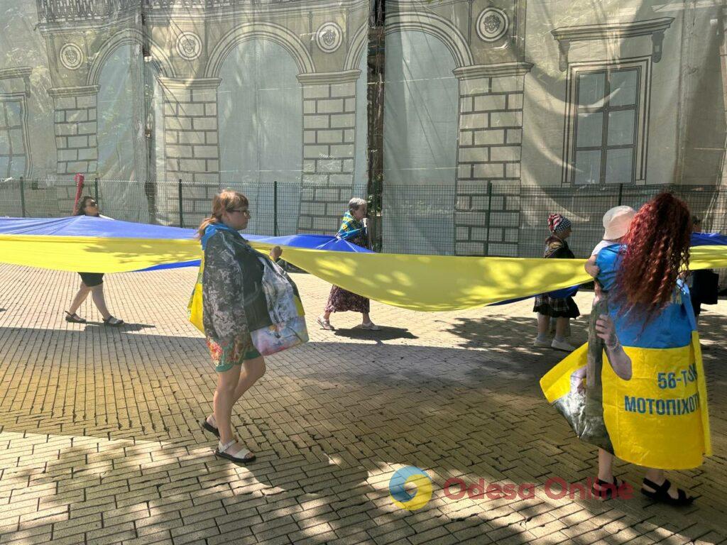 До Дня Конституції в Одесі розгорнули 100-метровий прапор України (фото)