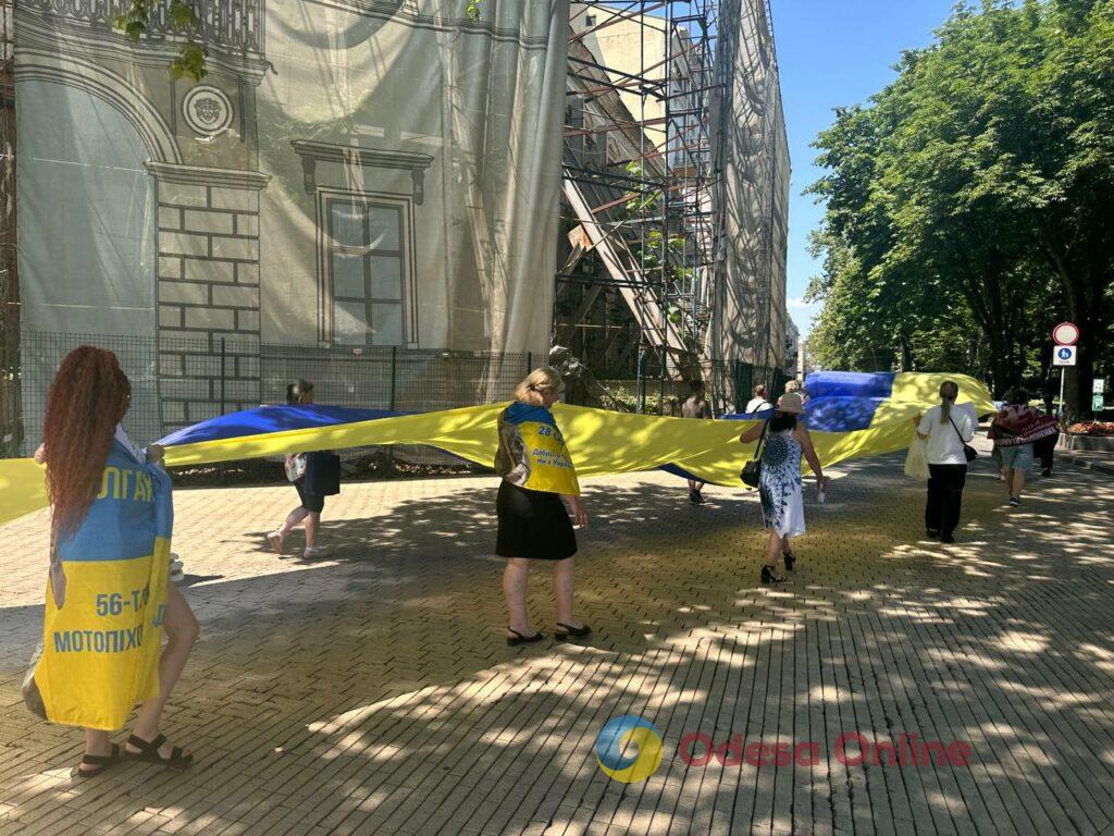До Дня Конституції в Одесі розгорнули 100-метровий прапор України (фото)