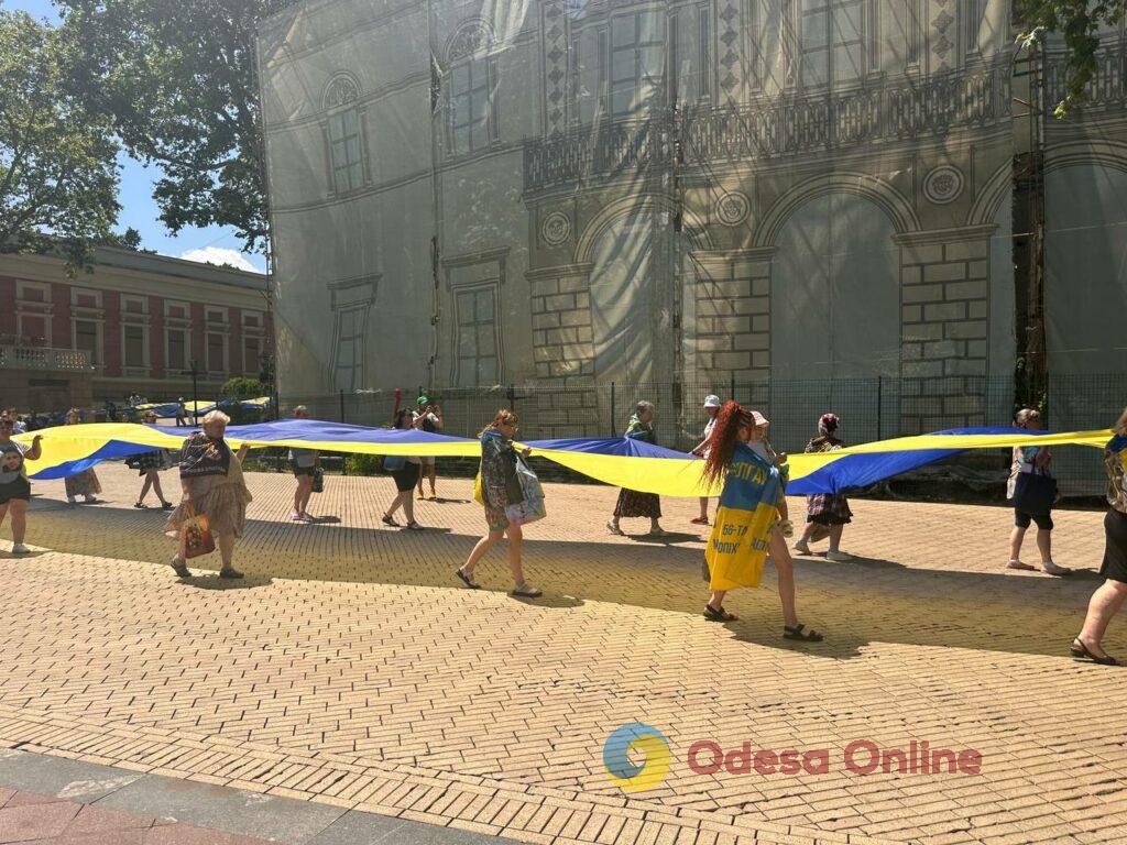 До Дня Конституції в Одесі розгорнули 100-метровий прапор України (фото)