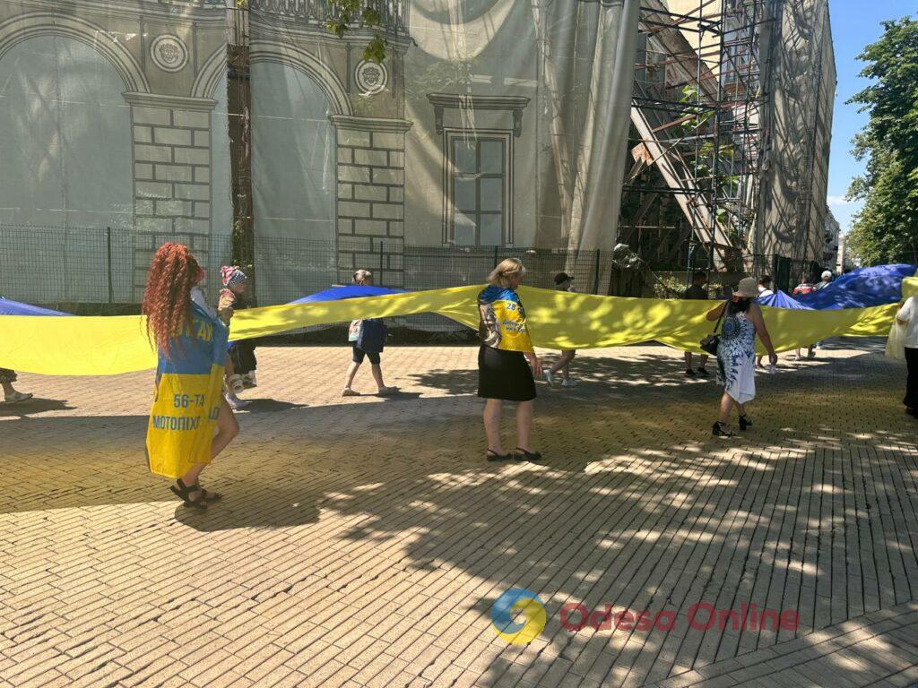 До Дня Конституції в Одесі розгорнули 100-метровий прапор України (фото)