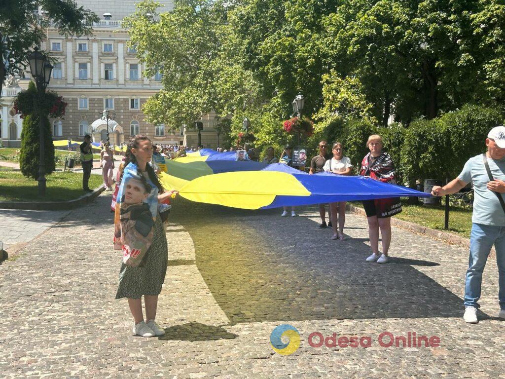 До Дня Конституції в Одесі розгорнули 100-метровий прапор України (фото)