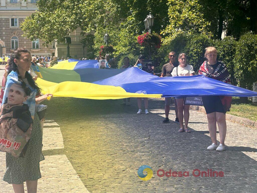 До Дня Конституції в Одесі розгорнули 100-метровий прапор України (фото)