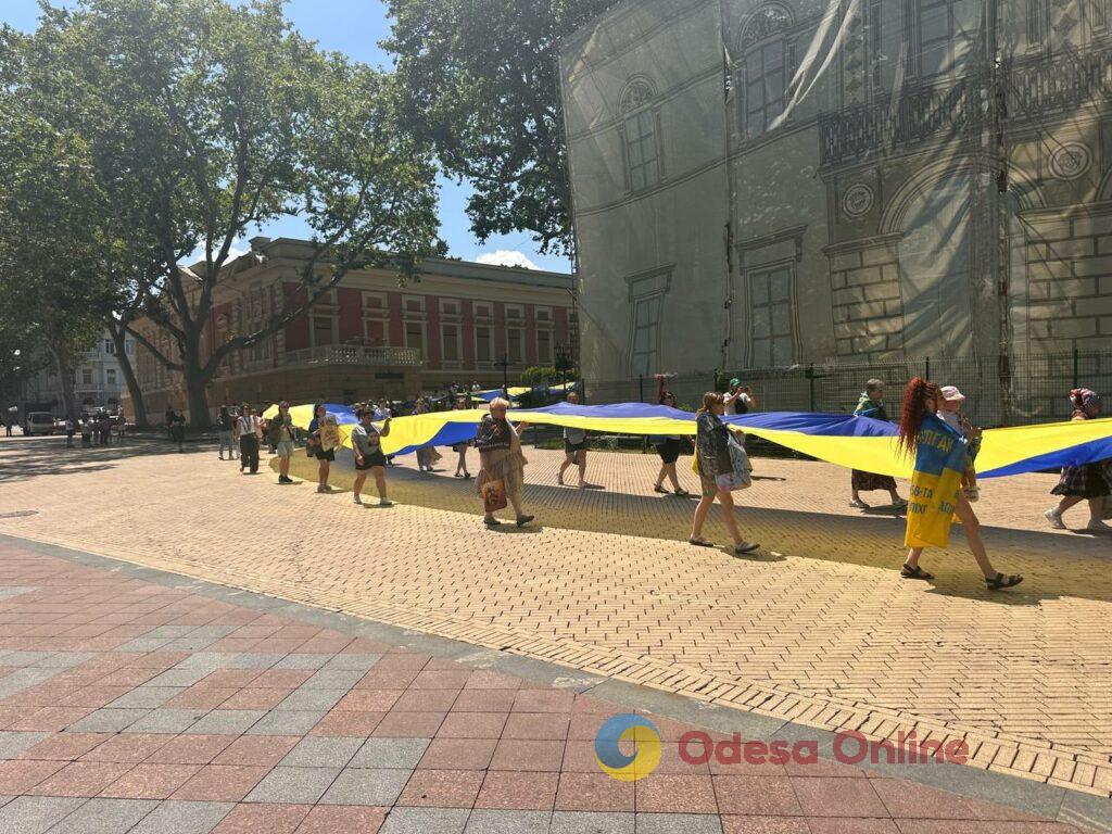 До Дня Конституції в Одесі розгорнули 100-метровий прапор України (фото)