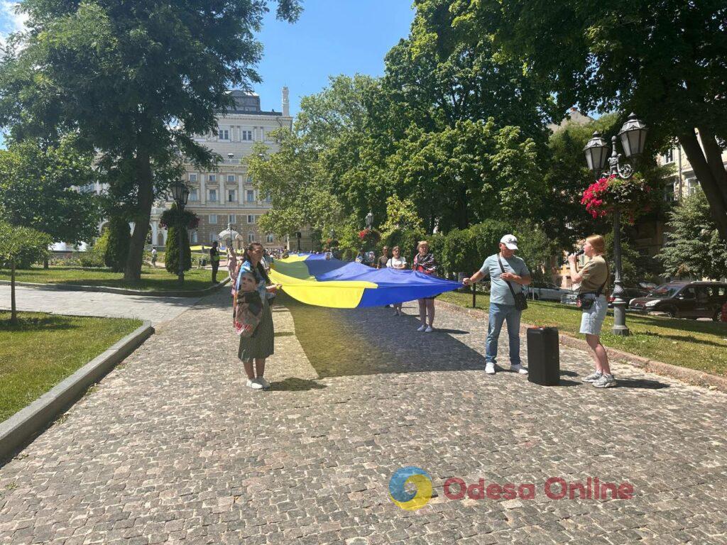 До Дня Конституції в Одесі розгорнули 100-метровий прапор України (фото)