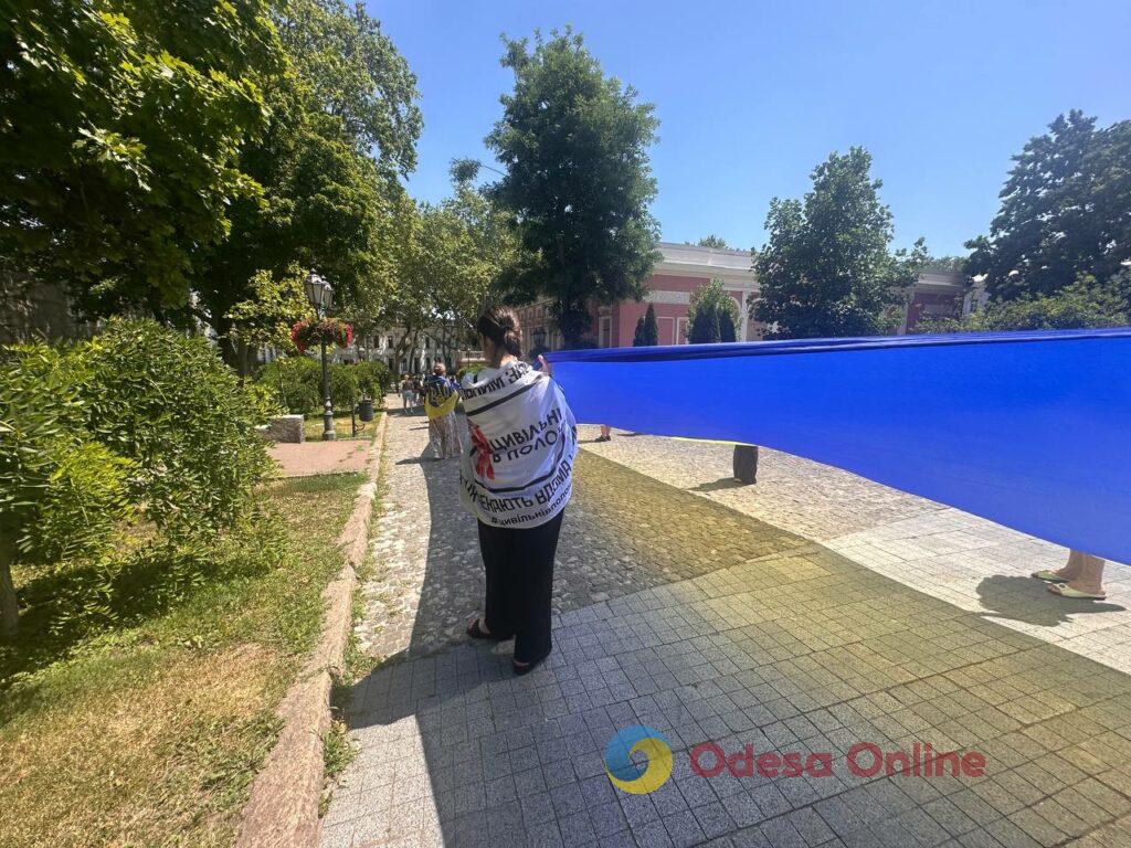 До Дня Конституції в Одесі розгорнули 100-метровий прапор України (фото)