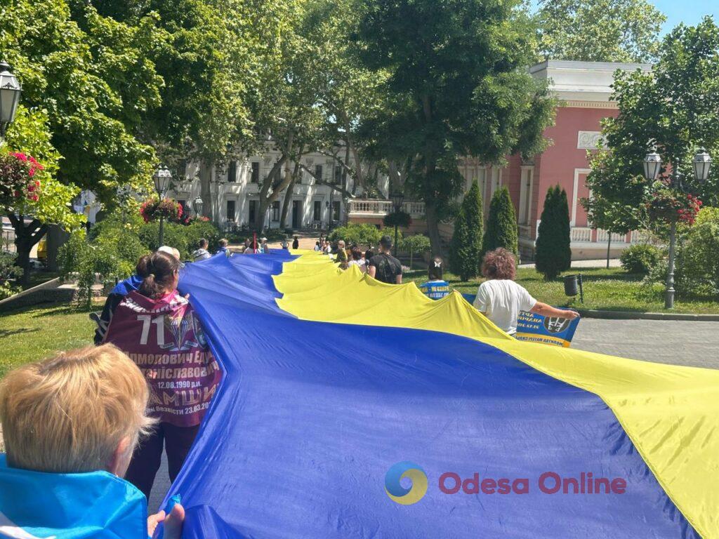 До Дня Конституції в Одесі розгорнули 100-метровий прапор України (фото)