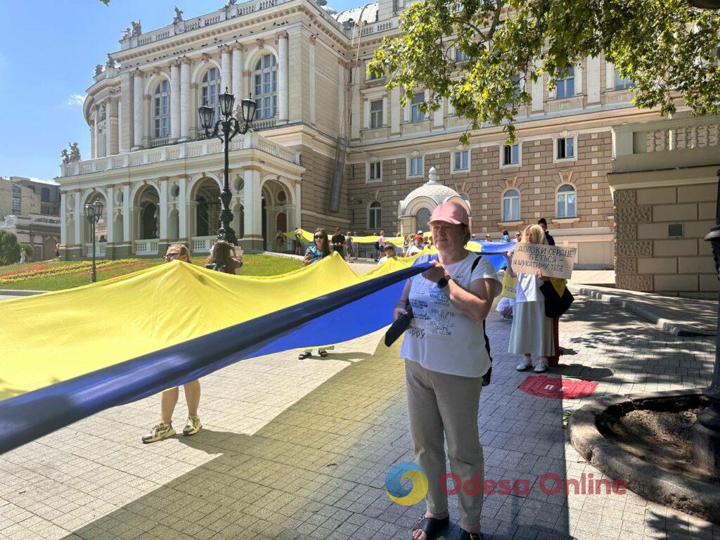 До Дня Конституції в Одесі розгорнули 100-метровий прапор України (фото)