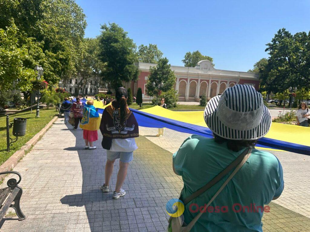 До Дня Конституції в Одесі розгорнули 100-метровий прапор України (фото)