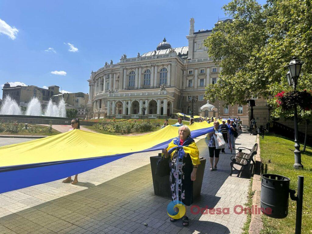 До Дня Конституції в Одесі розгорнули 100-метровий прапор України (фото)