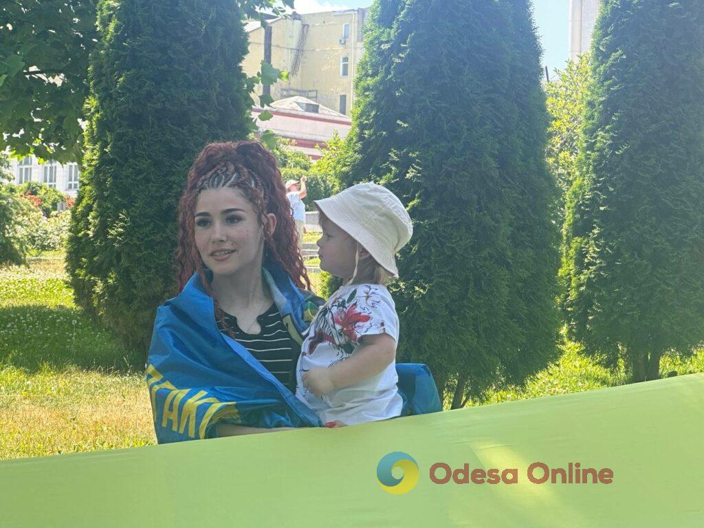 До Дня Конституції в Одесі розгорнули 100-метровий прапор України (фото)