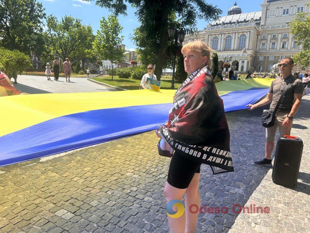 До Дня Конституції в Одесі розгорнули 100-метровий прапор України (фото)