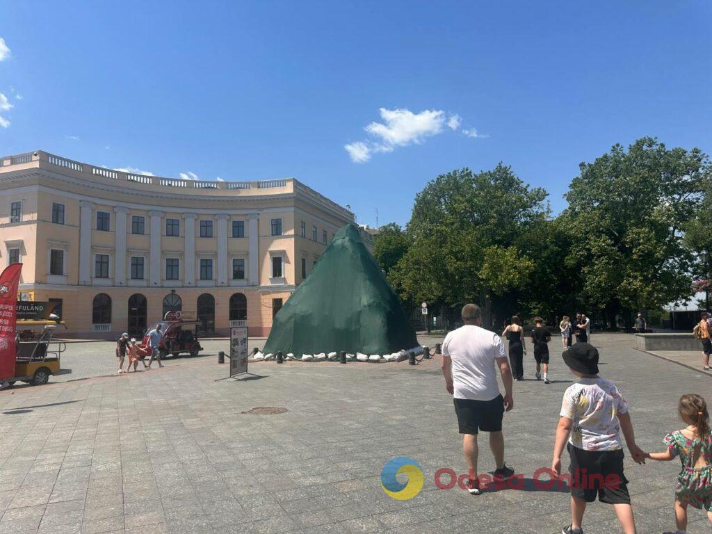 До Дня Конституції в Одесі розгорнули 100-метровий прапор України (фото)