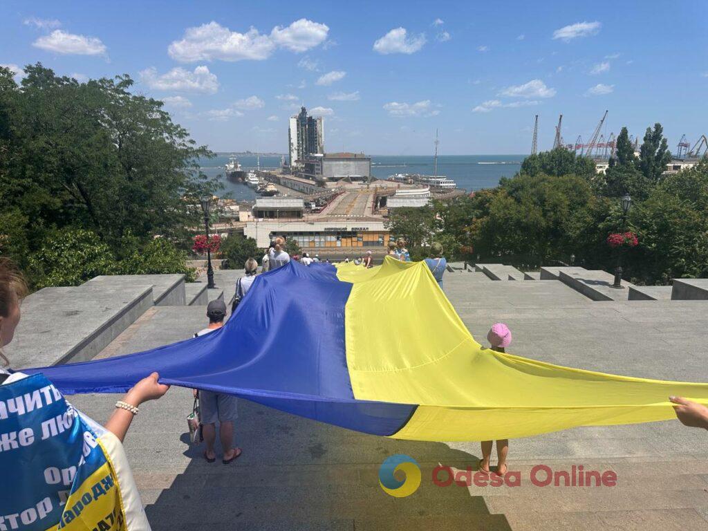 До Дня Конституції в Одесі розгорнули 100-метровий прапор України (фото)