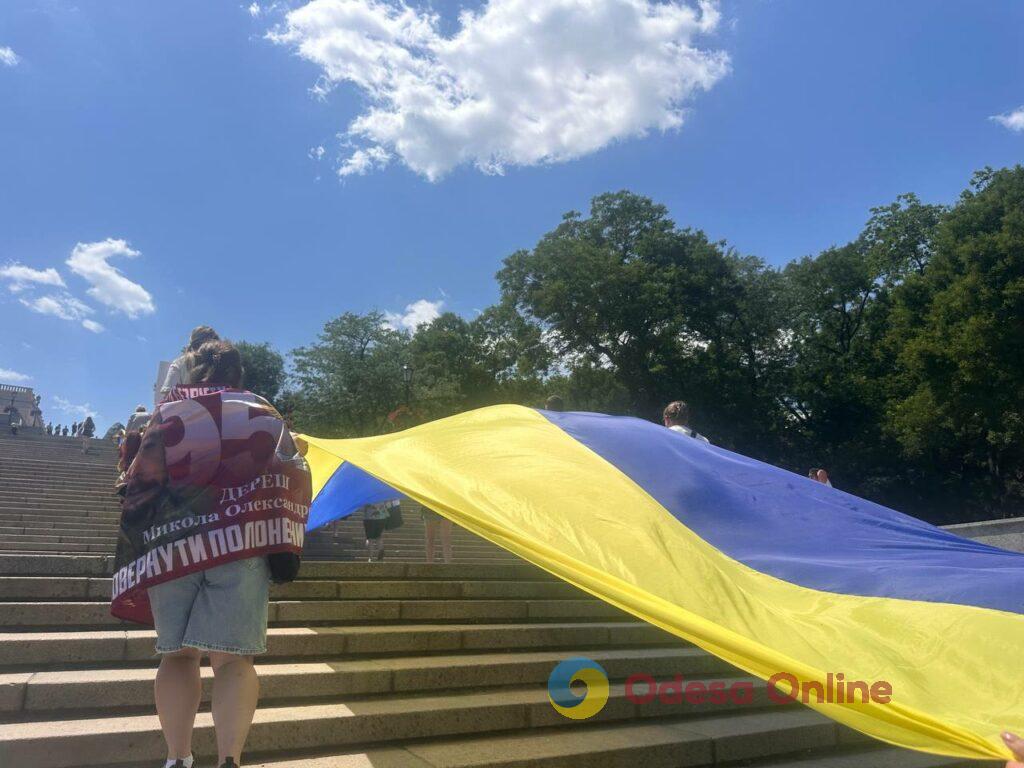 До Дня Конституції в Одесі розгорнули 100-метровий прапор України (фото)