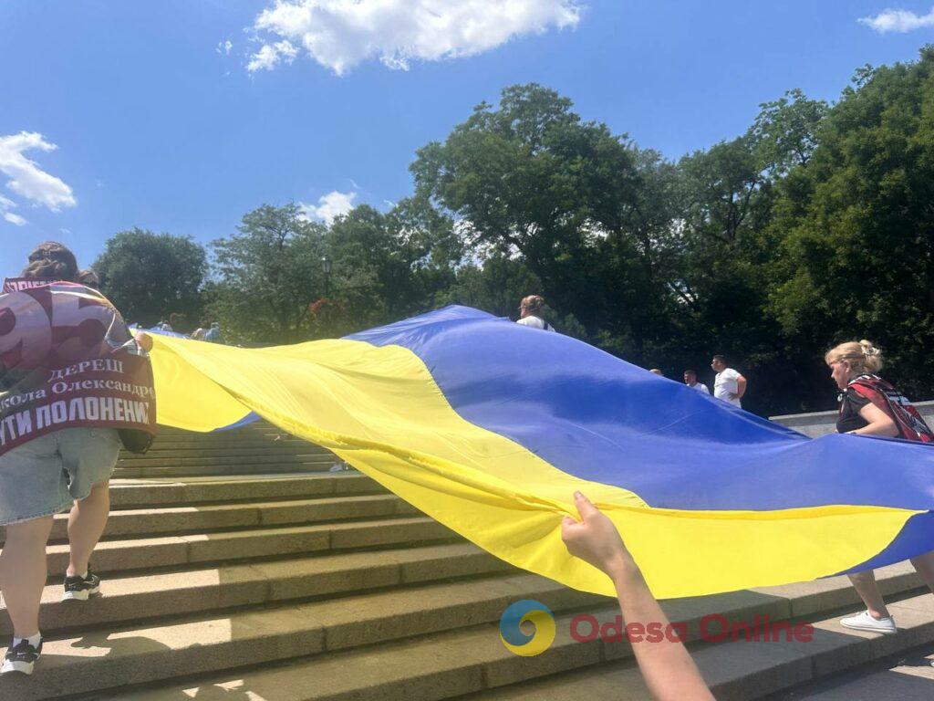 До Дня Конституції в Одесі розгорнули 100-метровий прапор України (фото)