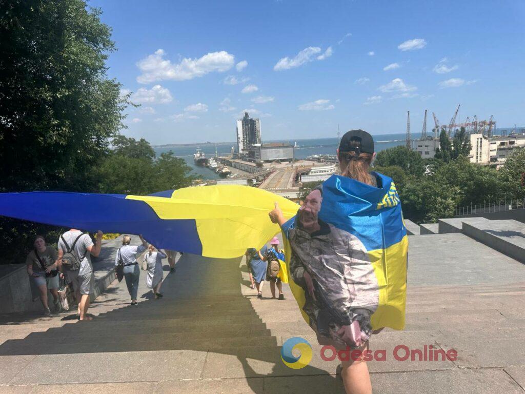 До Дня Конституції в Одесі розгорнули 100-метровий прапор України (фото)
