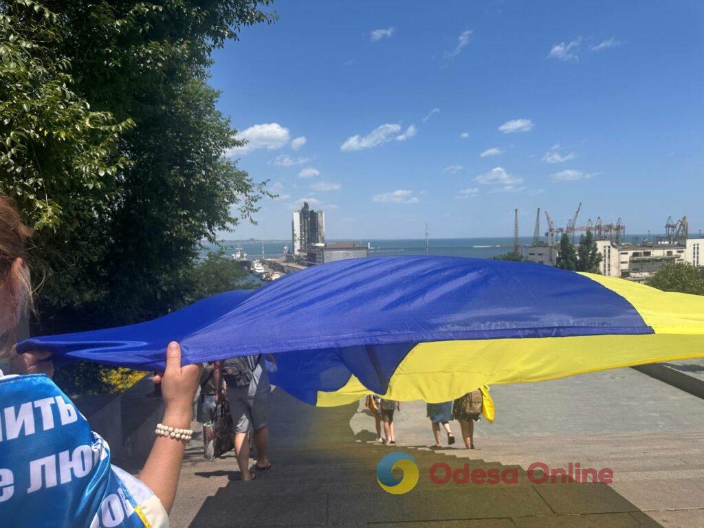 До Дня Конституції в Одесі розгорнули 100-метровий прапор України (фото)