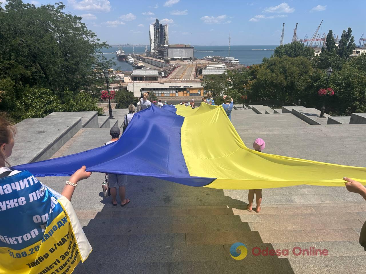 Ко Дню Конституции в Одессе развернули 100-метровый флаг Украины (фото)