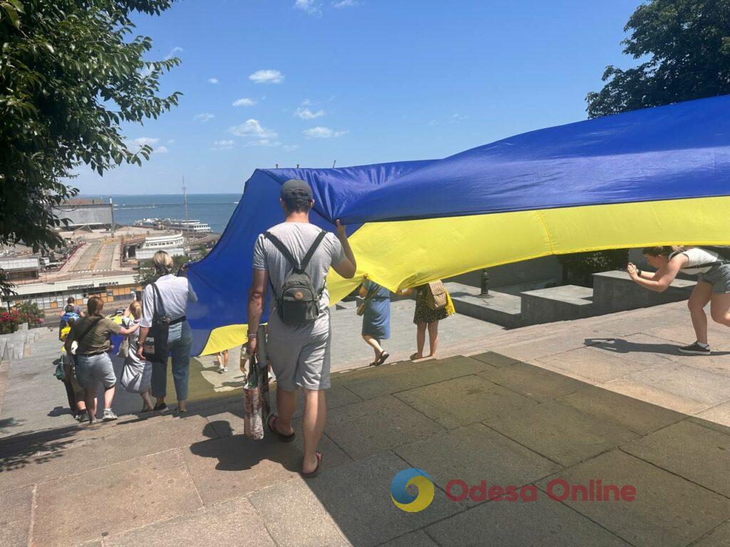 До Дня Конституції в Одесі розгорнули 100-метровий прапор України (фото)