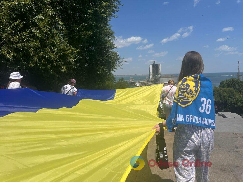 До Дня Конституції в Одесі розгорнули 100-метровий прапор України (фото)