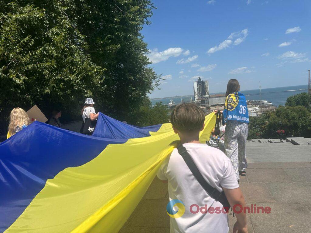 До Дня Конституції в Одесі розгорнули 100-метровий прапор України (фото)