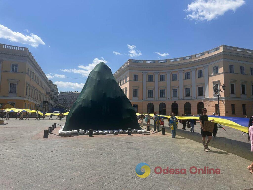 До Дня Конституції в Одесі розгорнули 100-метровий прапор України (фото)