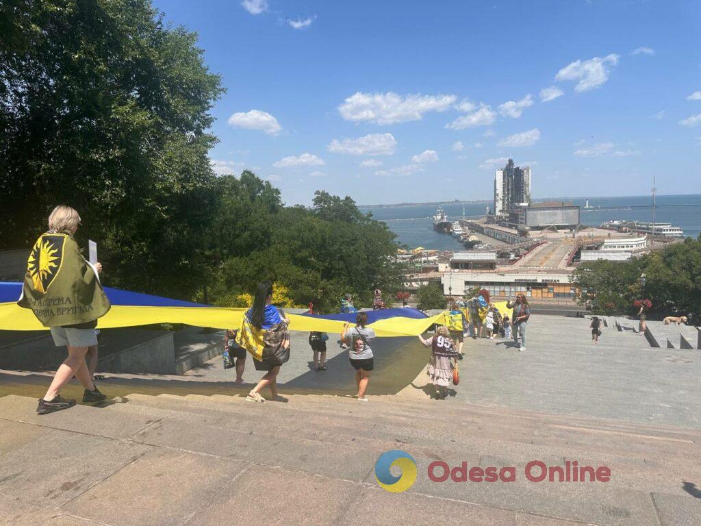 До Дня Конституції в Одесі розгорнули 100-метровий прапор України (фото)