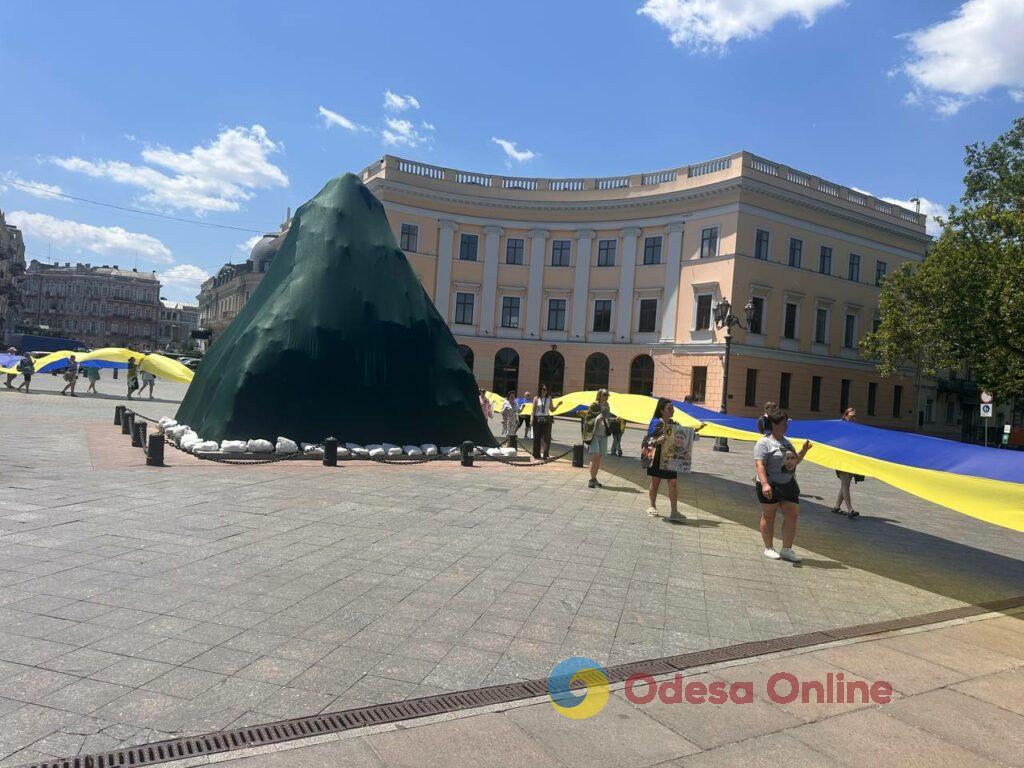 Ко Дню Конституции в Одессе развернули 100-метровый флаг Украины (фото)