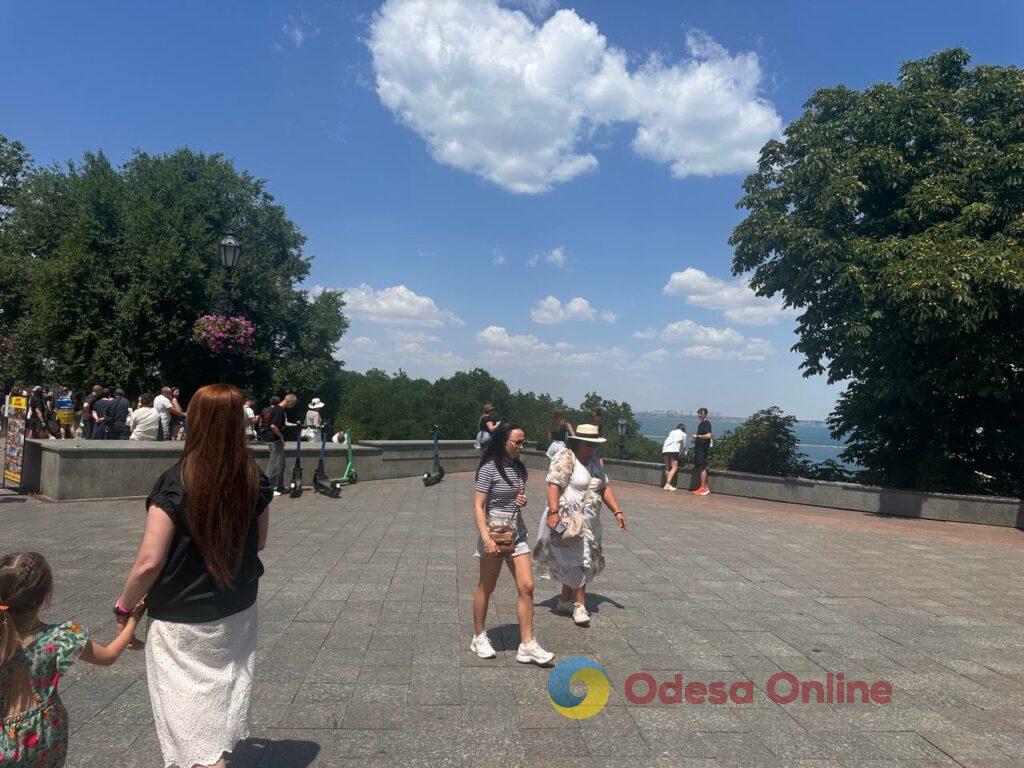 Вражеские удары, нашествие кузнечиков и летний вайб: подборка фото недели в Одессе