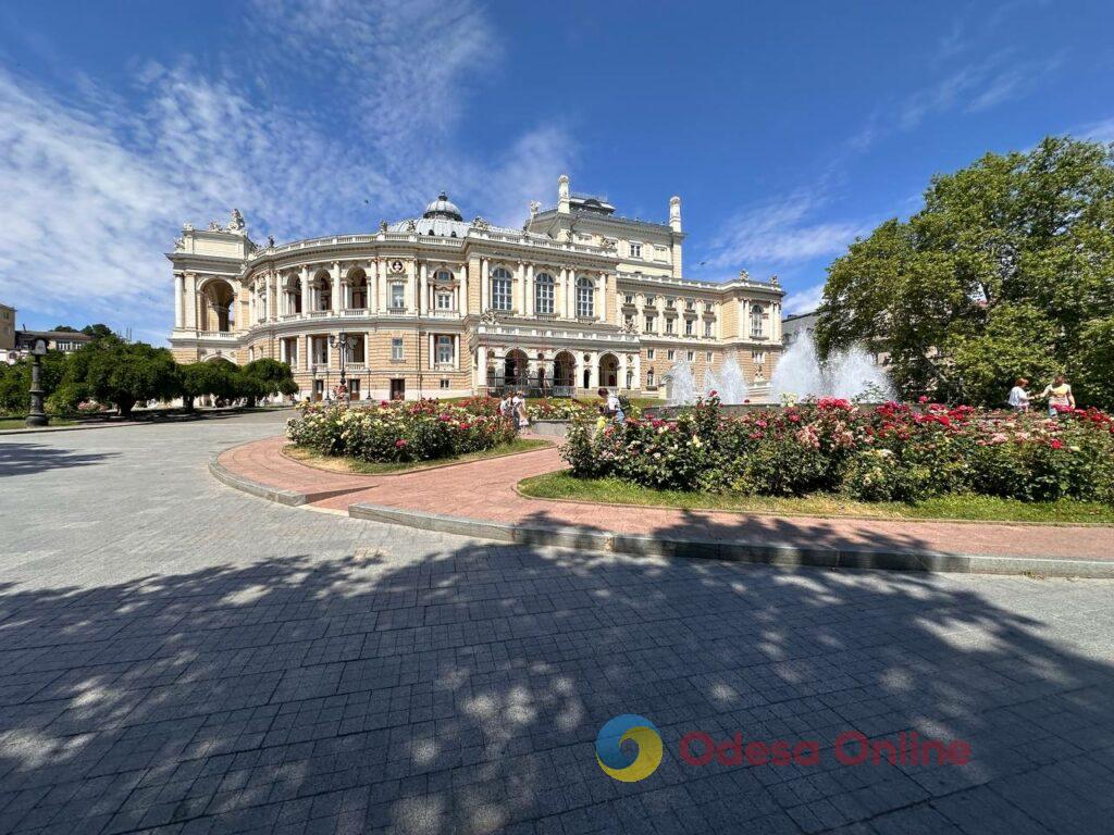 Вражеские удары, нашествие кузнечиков и летний вайб: подборка фото недели в Одессе