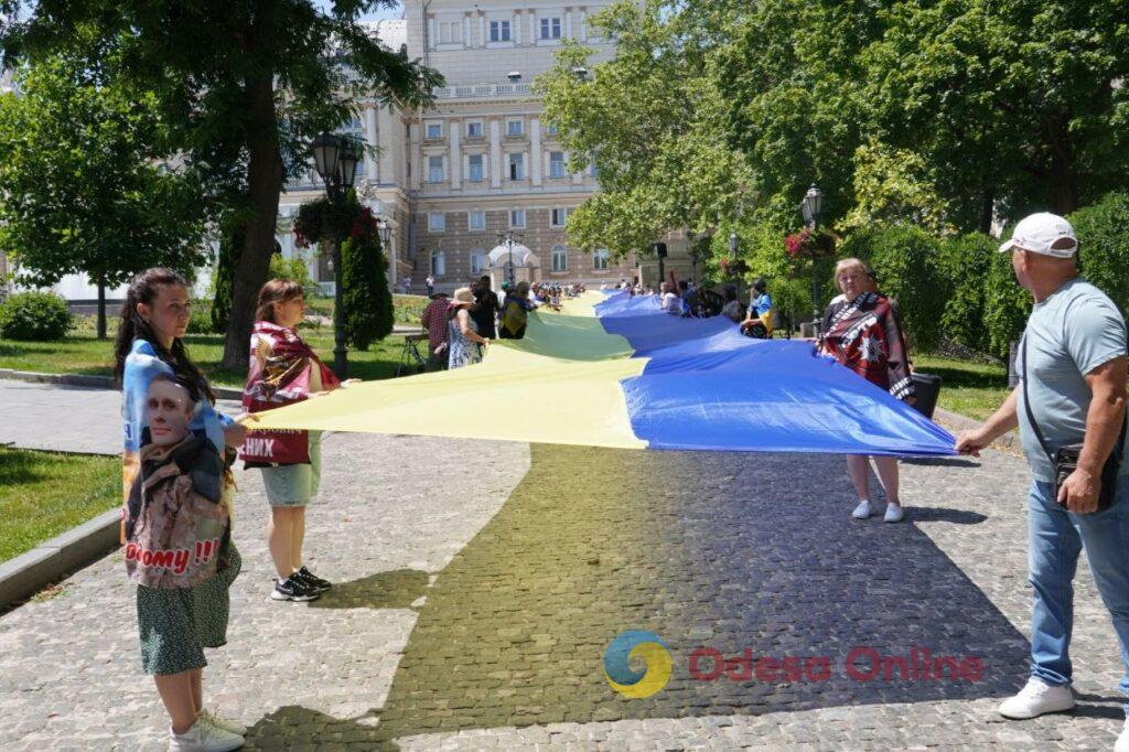 Вражеские удары, нашествие кузнечиков и летний вайб: подборка фото недели в Одессе