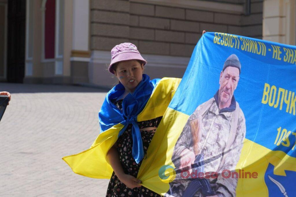 Вражеские удары, нашествие кузнечиков и летний вайб: подборка фото недели в Одессе