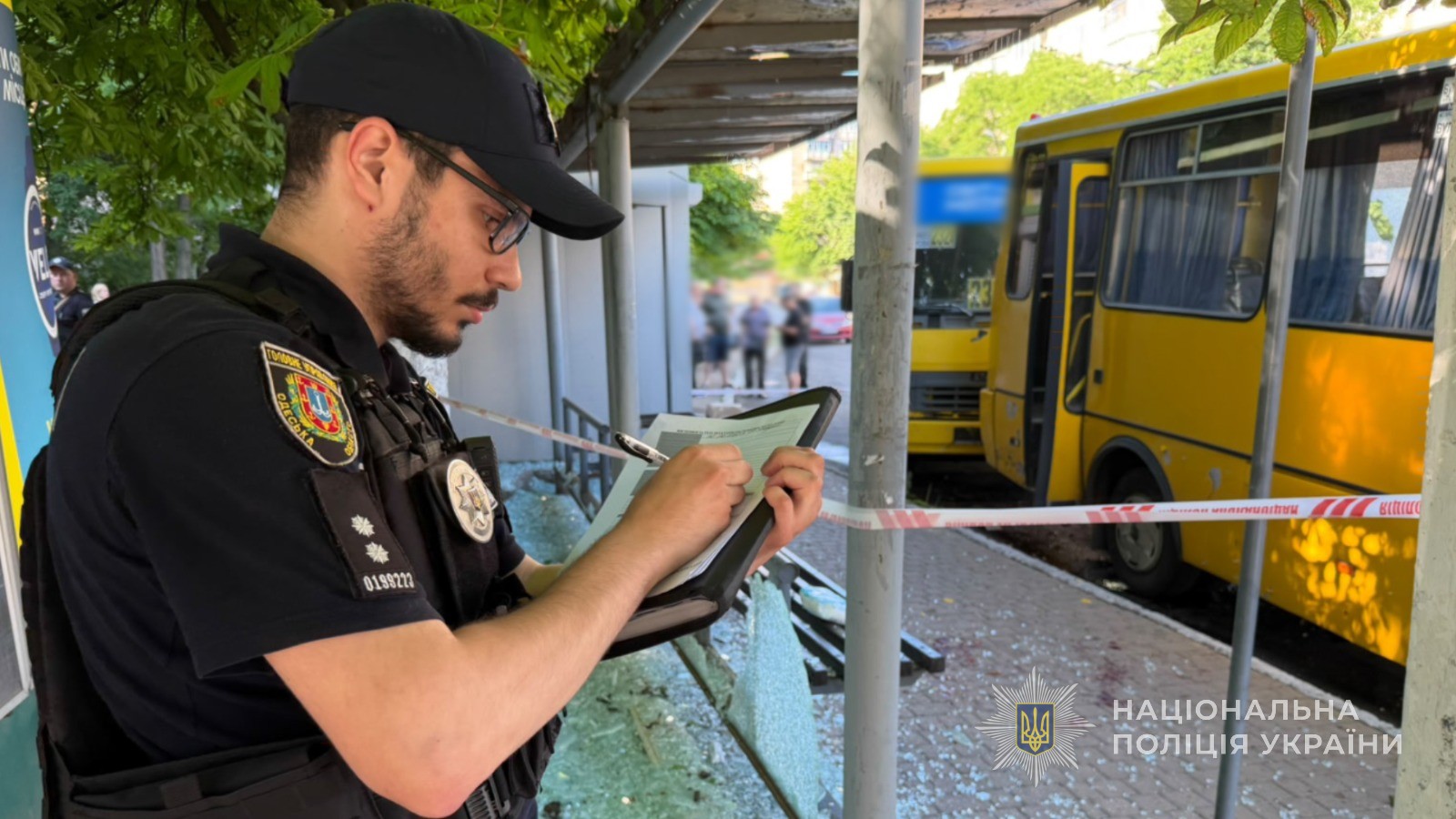 Полицейские первыми помогли раненым на остановке в Одессе после вражеской атаки