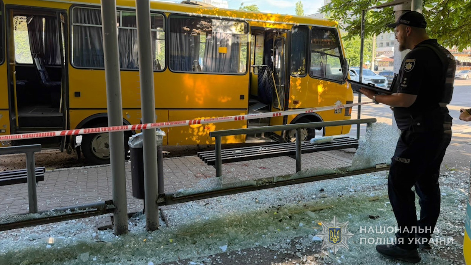 Полицейские первыми помогли раненым на остановке в Одессе после вражеской атаки