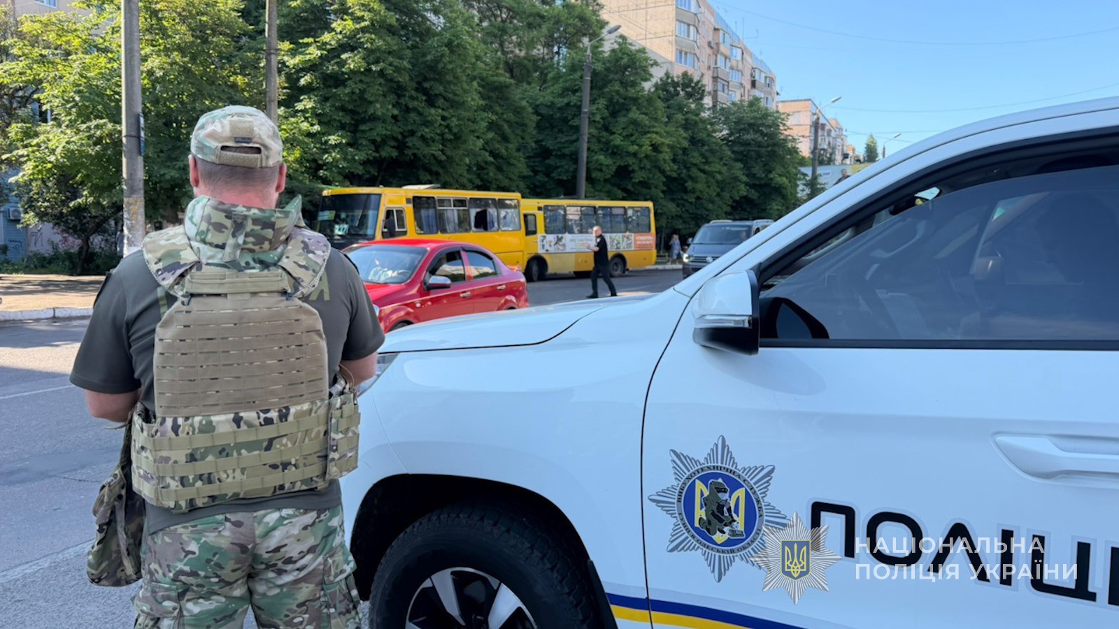 Полицейские первыми помогли раненым на остановке в Одессе после вражеской атаки