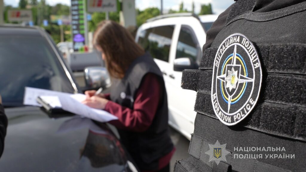 Погрожував відправкою на передову: в Одесі військовий вимагав 6000 доларів у матері мобілізованого Погрожував відправкою на передову: в Одесі військовий вимагав 6000 доларів у матері мобілізованого